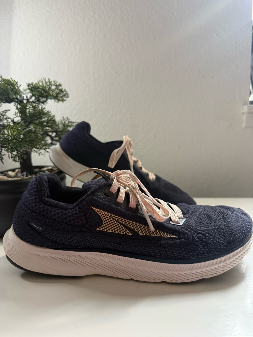 Altra Escalante 3 women size 8 Navy Running Shoes with Light Pink Accents
